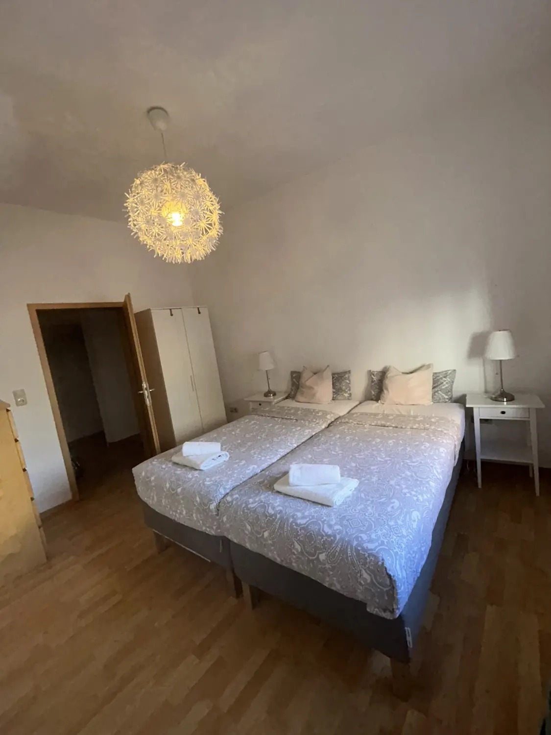 Ferienwohnung Schütz - Schlafzimmer mit Bett und Kleiderschrank