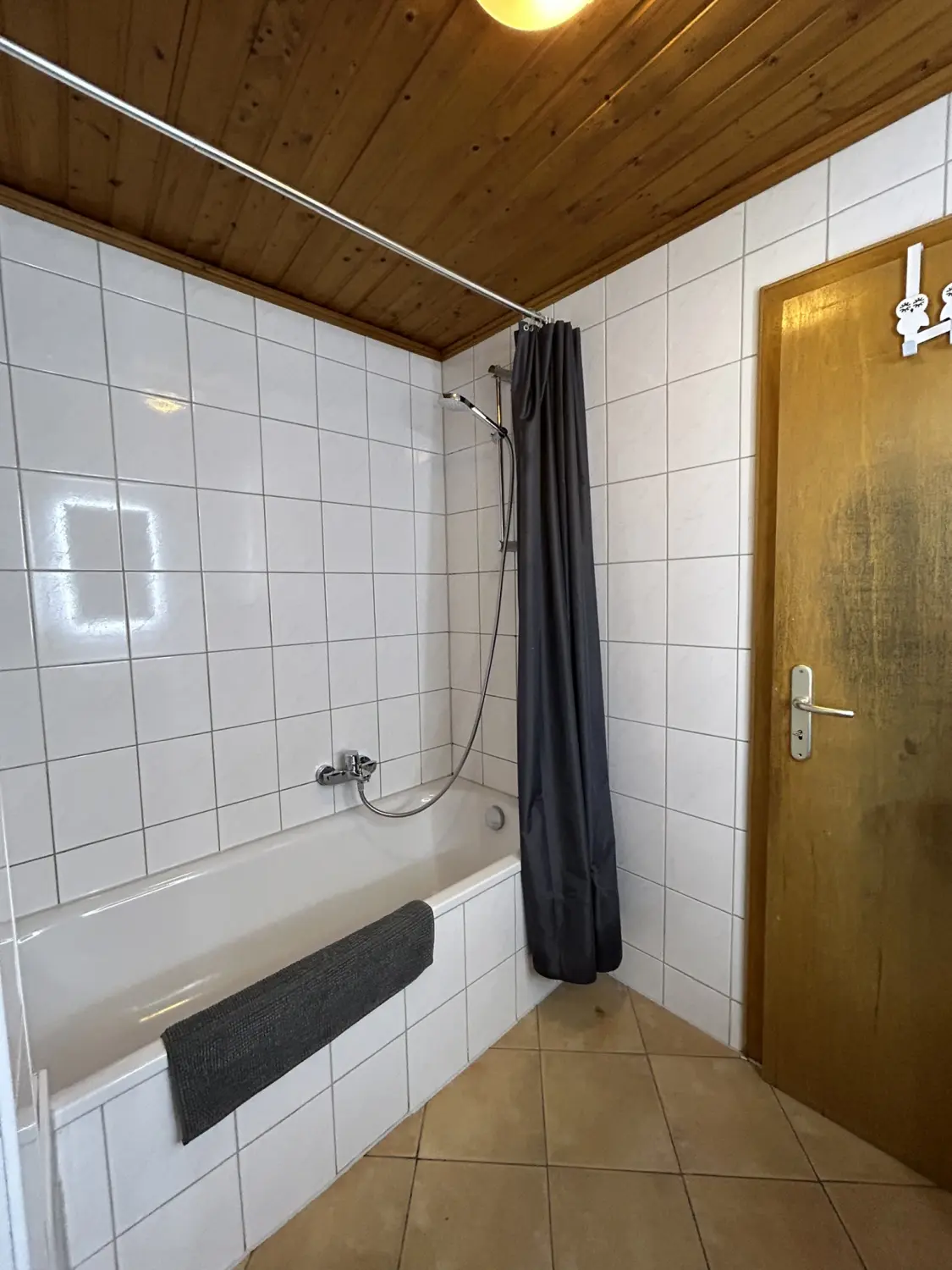 Ferienwohnung Schütz - Möbliertes Badezimmer mit sämtlichen Badezimmer-Accessoires