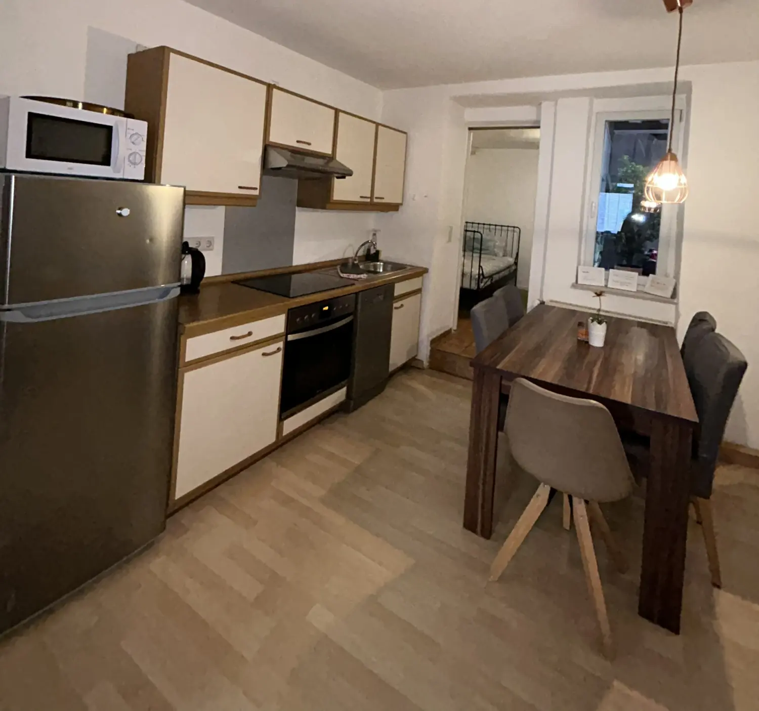 Ferienwohnung Schütz - Möblierte Küche mit Esstisch und Stühlen