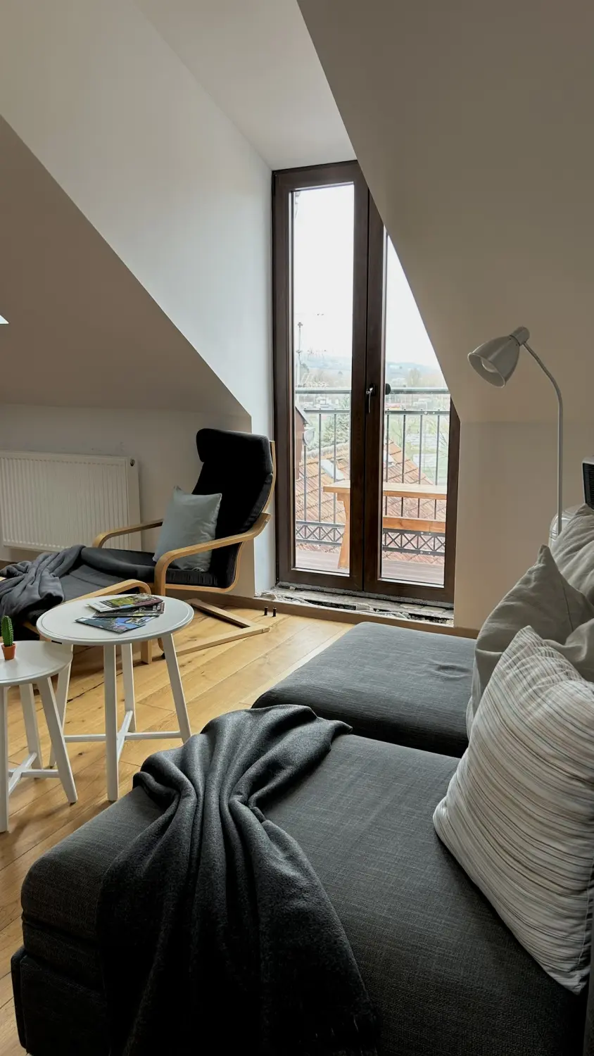 Ferienwohnung Schütz - Wohnzimmer mit Sofas und weiteren Accessoires