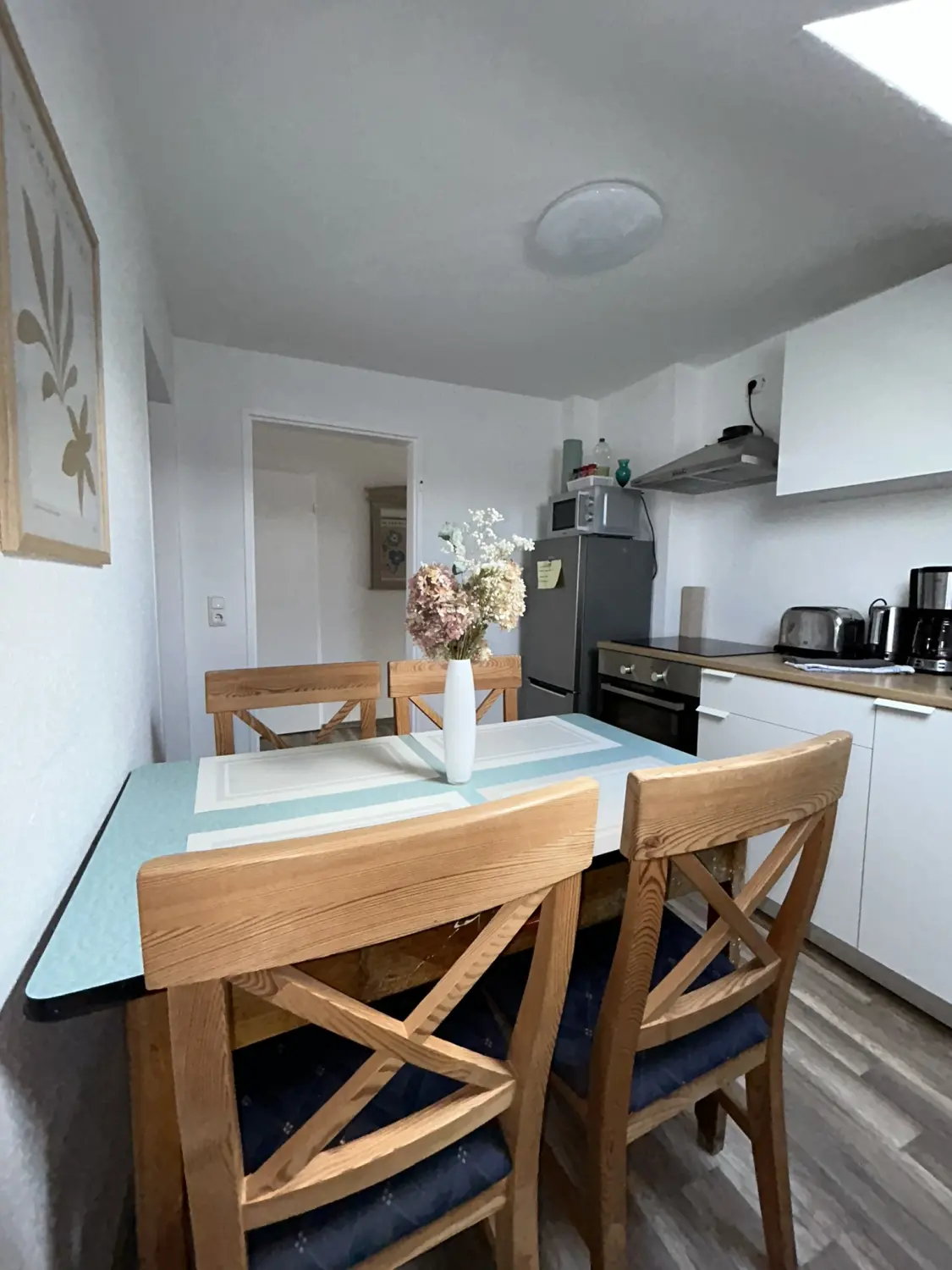 Ferienwohnung Schütz - Möblierte Küche mit Esstisch und Stühlen