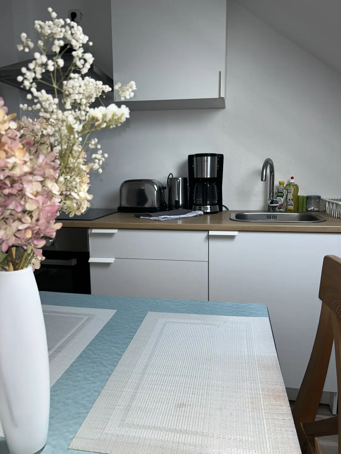 Ferienwohnung Schütz - Möblierte Küche mit Esstisch und Stühlen