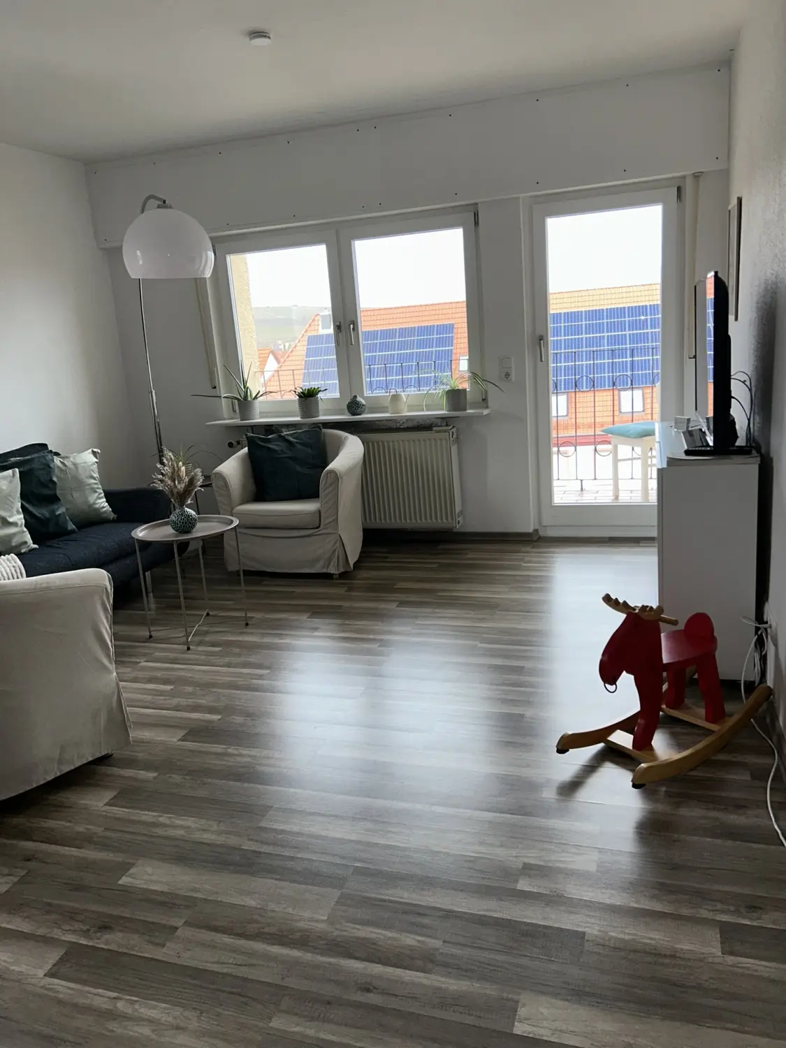 Ferienwohnung Schütz - Wohnzimmer mit Sofas und weiteren Accessoires