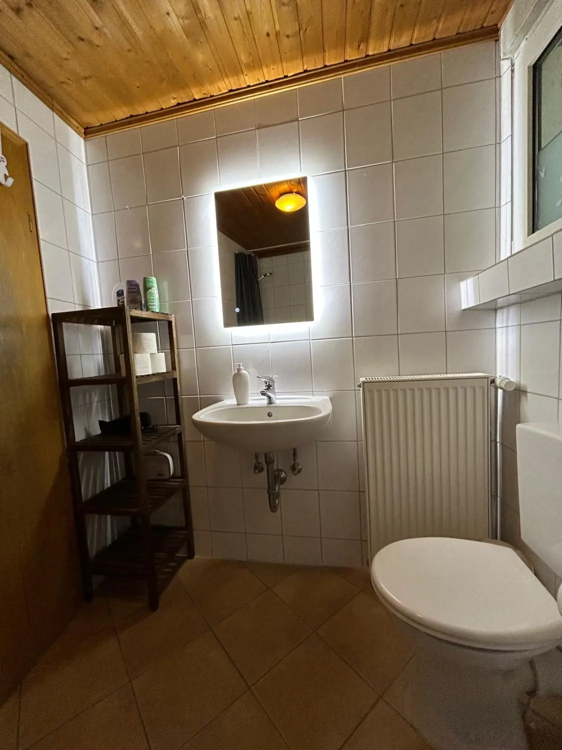 Ferienwohnung Schütz -  Möbliertes Badezimmer mit allen Badezimmer-Accessoires / Furnished bathroom with all bathroom accessories