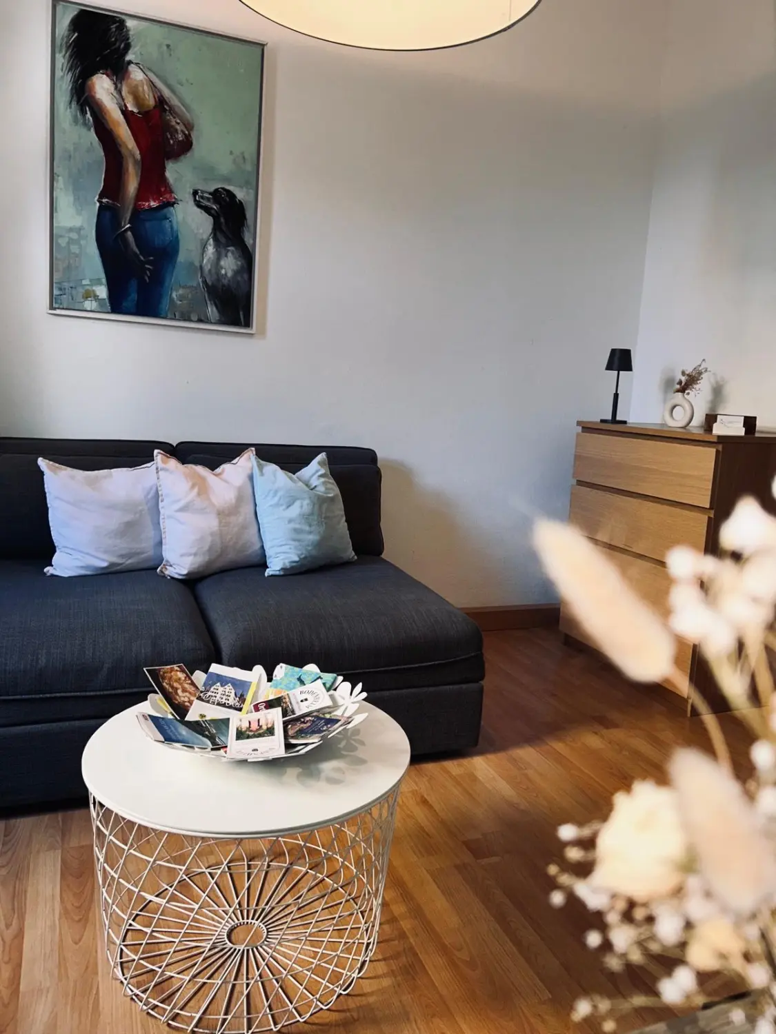 Ferienwohnung Schütz -  Wohnzimmer mit Sofas und weiteren Accessoires / Living room with sofas and other accessories