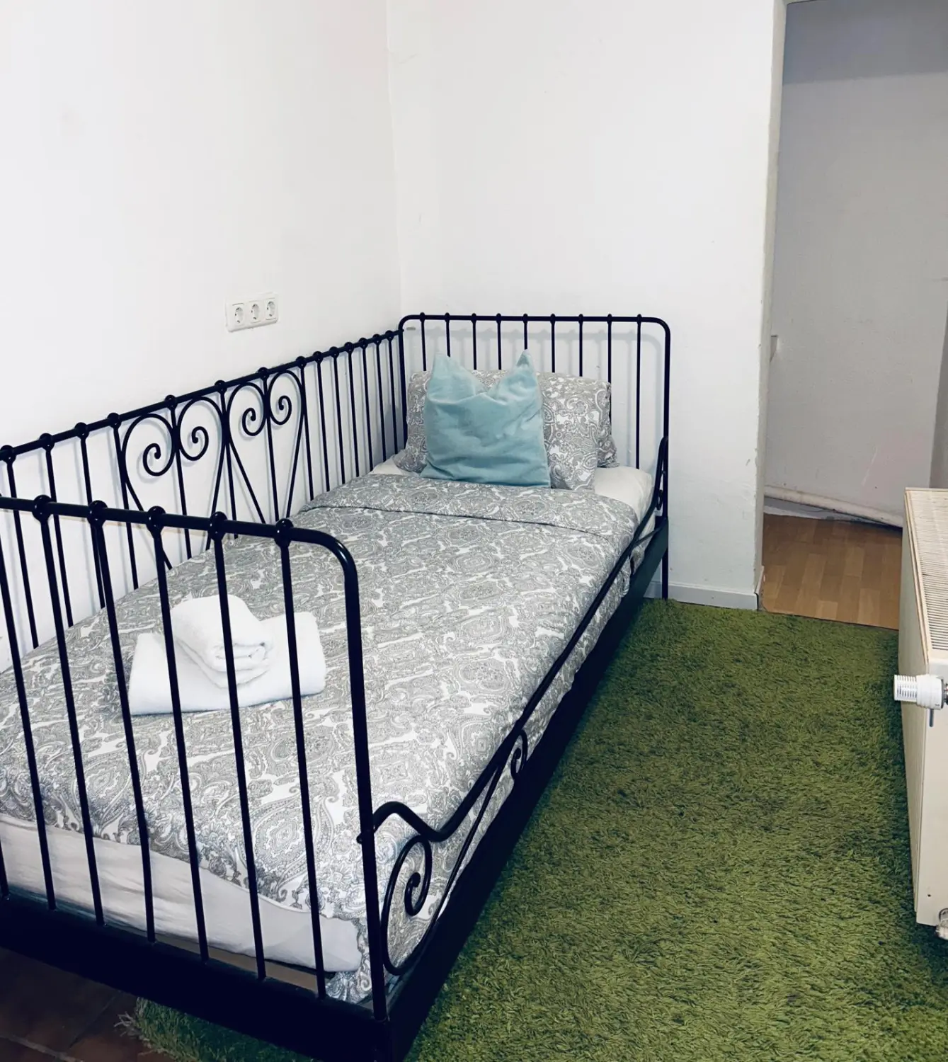 Ferienwohnung Schütz - Schlafzimmer mit Einzelbett  / Bedroom with single bed