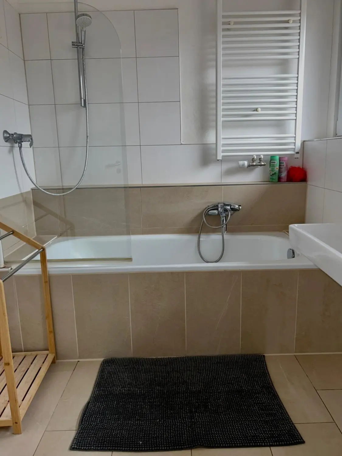 Ferienwohnung Schütz - Möbliertes Badezimmer mit allen Badezimmer-Accessoires / Furnished bathroom with all bathroom accessories