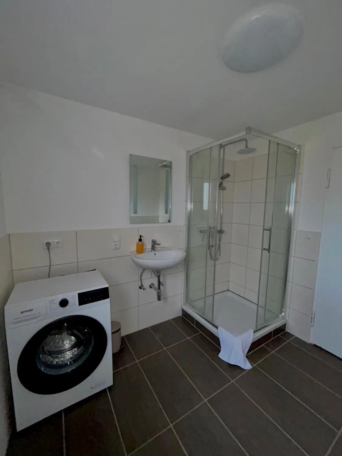 Ferienwohnung Schütz - Möbliertes Badezimmer mit allen Badezimmer-Accessoires / Furnished bathroom with all bathroom accessories