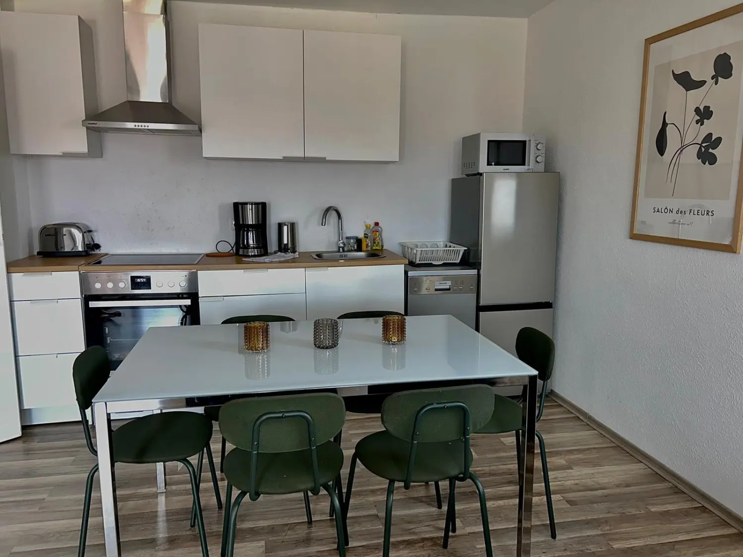 Ferienwohnung Schütz - Möblierte Küche mit Esstisch und Stühlen / Furnished kitchen with dining table and chairs