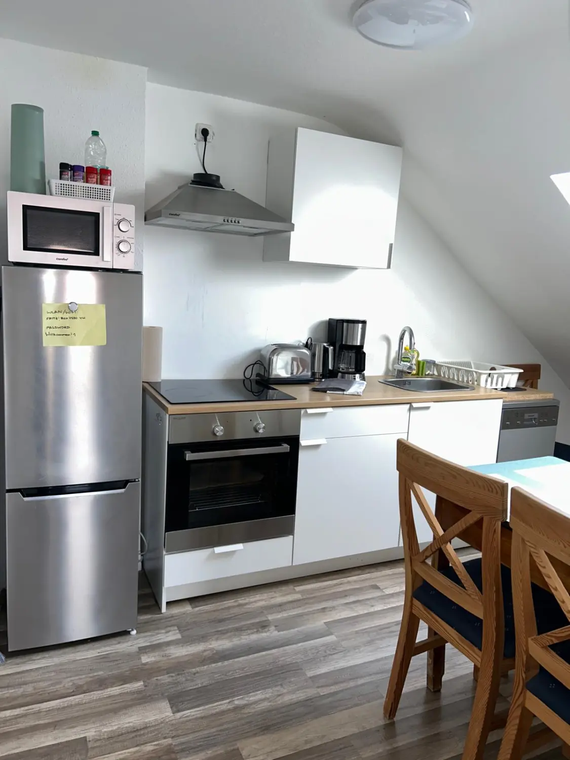 Ferienwohnung Schütz - Möblierte Küche mit Esstisch und Stühlen / Furnished kitchen with dining table and chairs