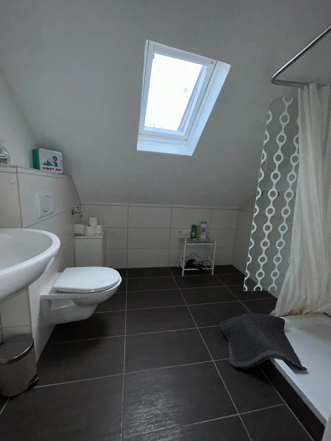 Ferienwohnung Schütz - Möbliertes Badezimmer mit allen Badezimmer-Accessoires / Furnished bathroom with all bathroom accessories