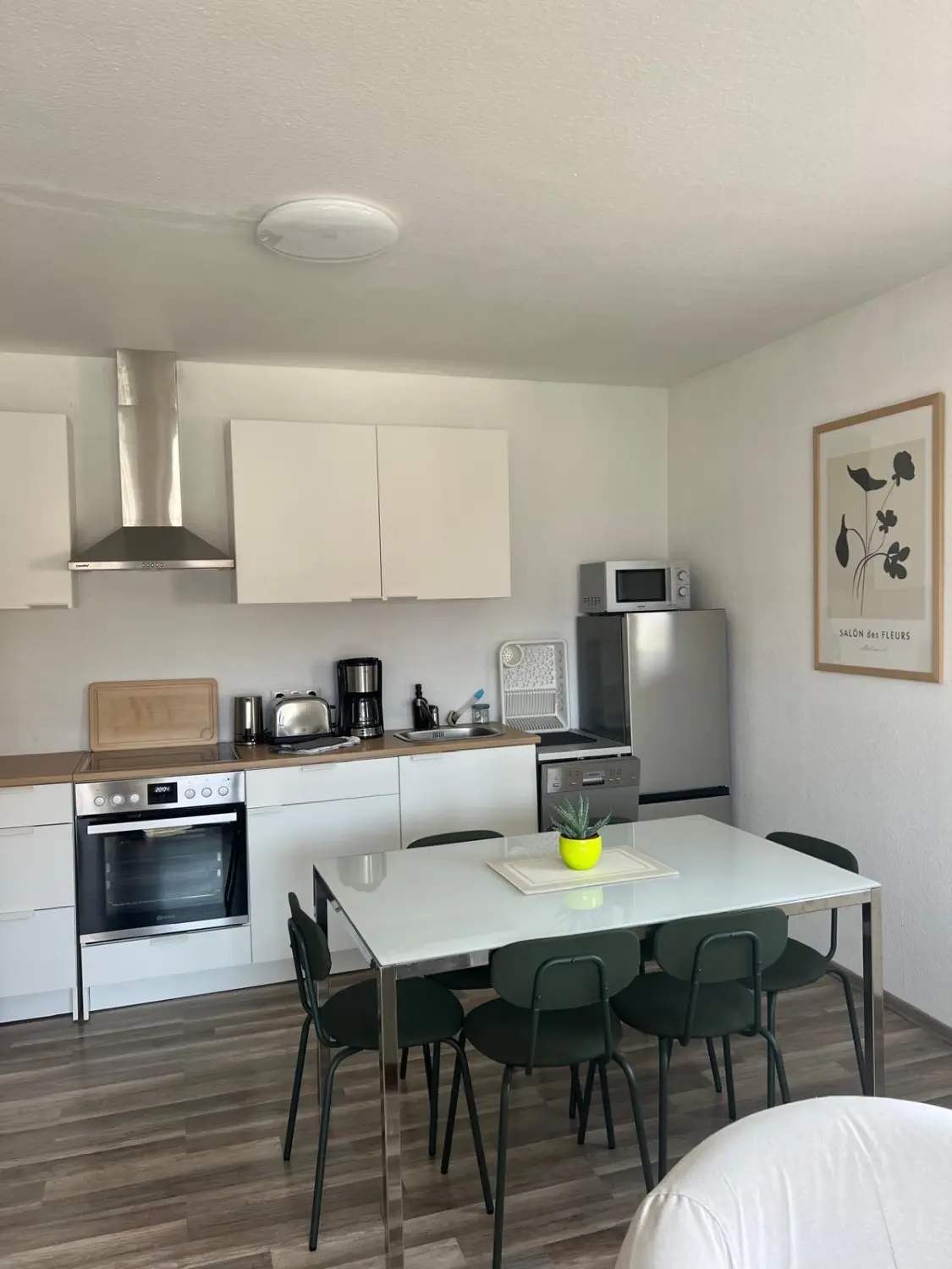 Ferienwohnung Schütz - Möblierte Küche mit Esstisch und Stühlen  / Furnished kitchen with dining table and chairs