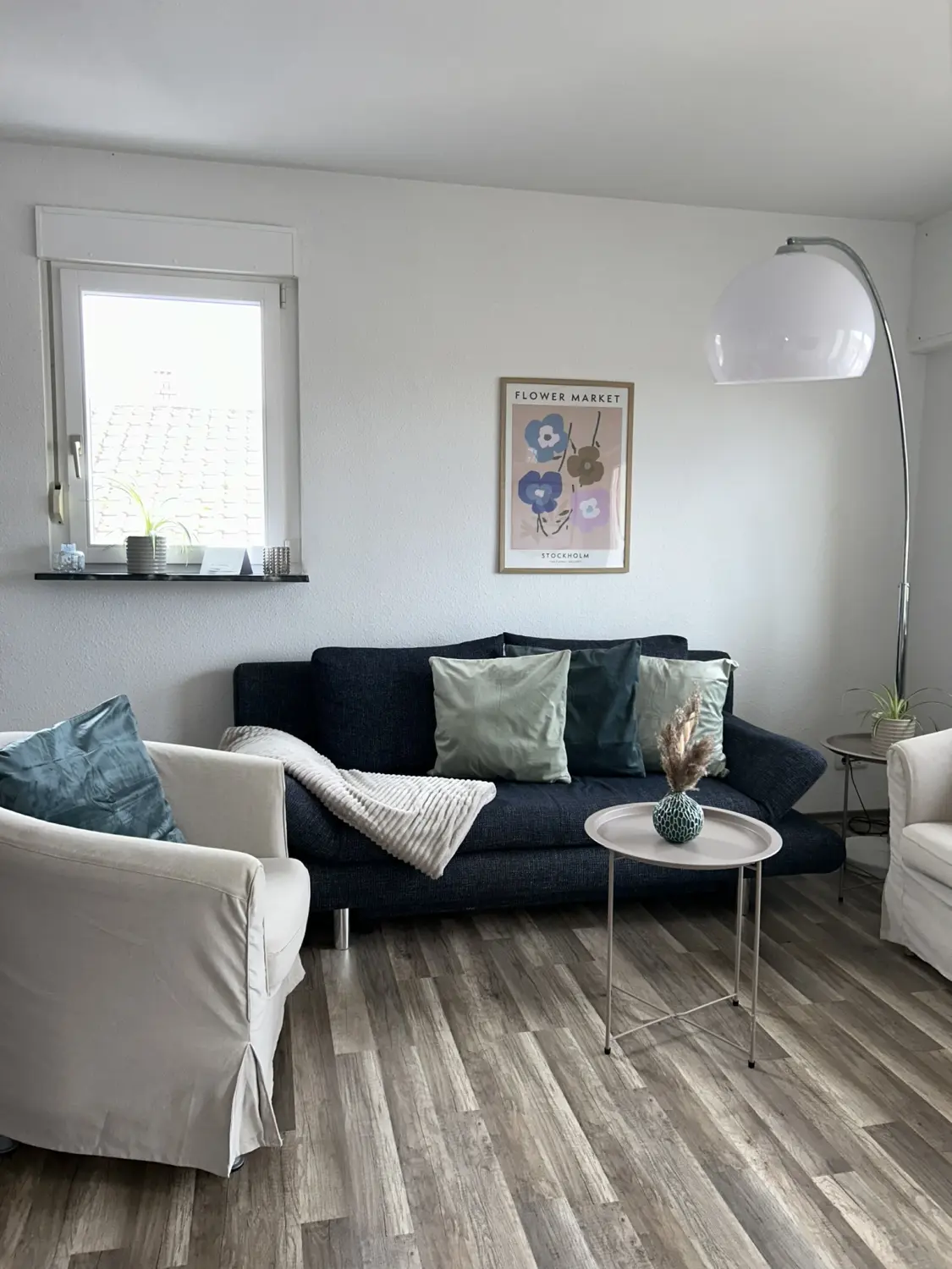 Ferienwohnung Schütz - Möbliertes Wohnzimmer mit Sofas und Kissen / Furnished living room with sofas and cushions