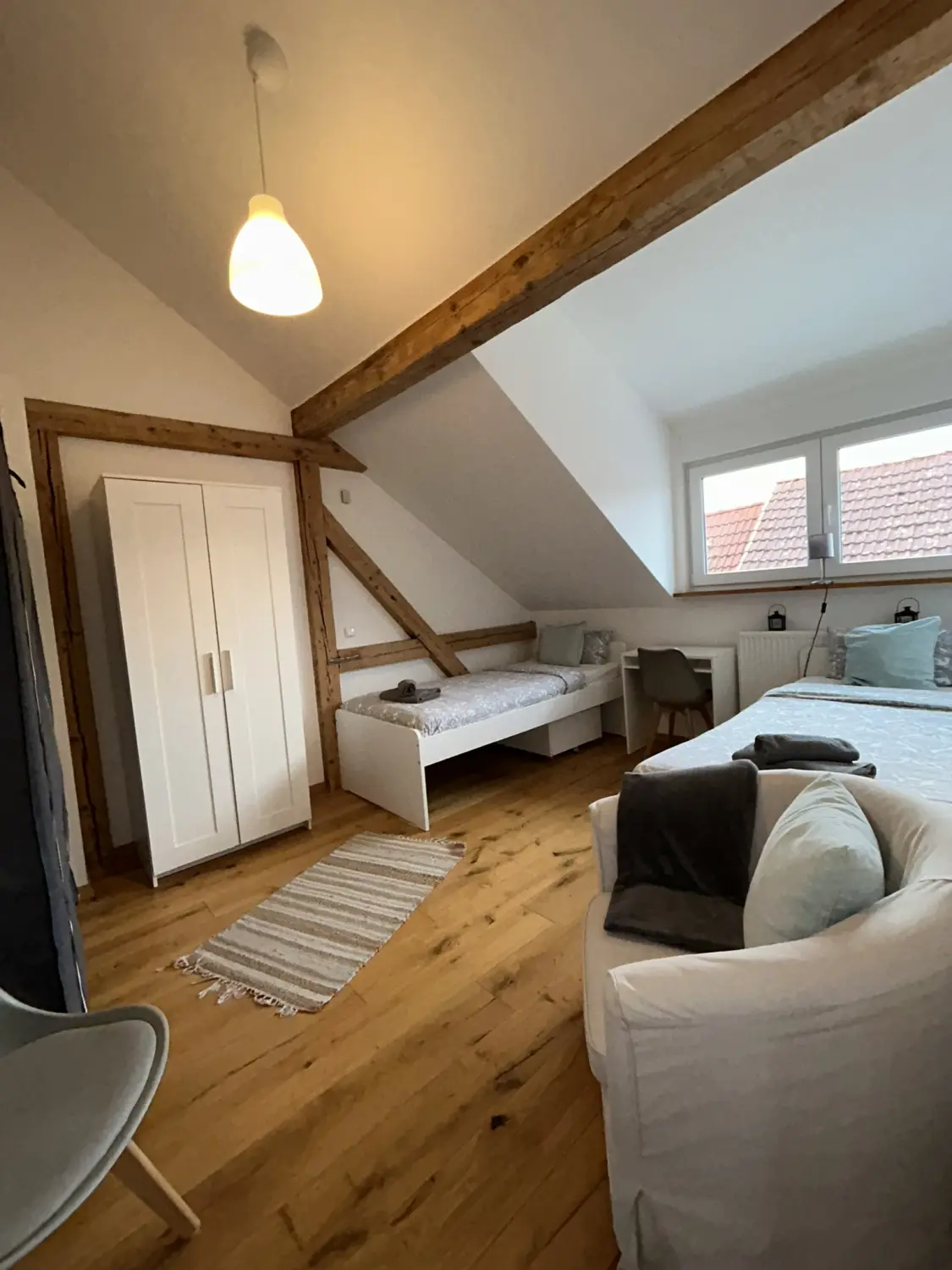 Ferienwohnung Schütz - Möbliertes Schlafzimmer mit 2 Betten und Schrank / Furnished bedroom with 2 beds and wardrobe