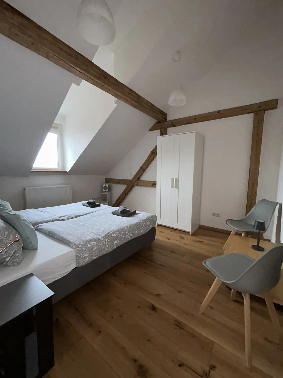 Ferienwohnung Schütz - Möbliertes Schlafzimmer mit 2 Betten und Schrank / Furnished bedroom with 2 beds and wardrobe