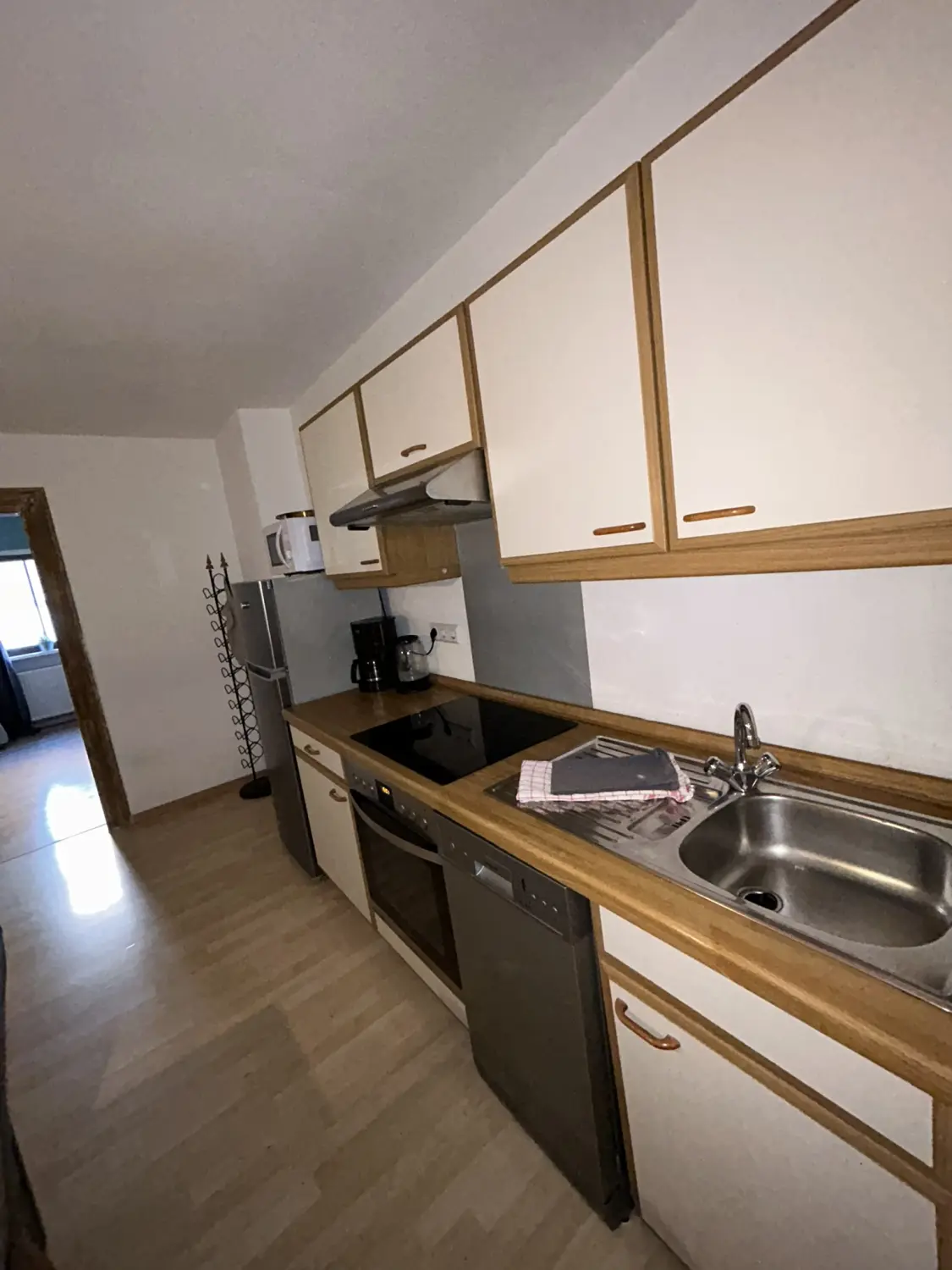 Ferienwohnung Schütz - Möblierte Küche mit Esstisch und Stühlen