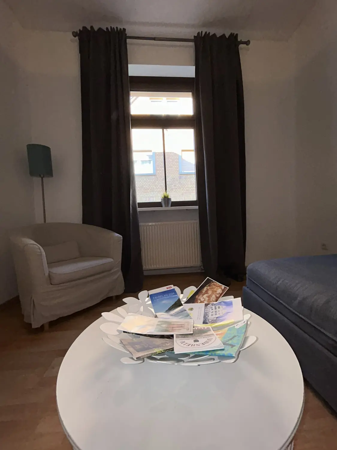 Ferienwohnung Schütz -  Möbliertes Apartment-Wohnzimmer mit Sofas und Tisch
