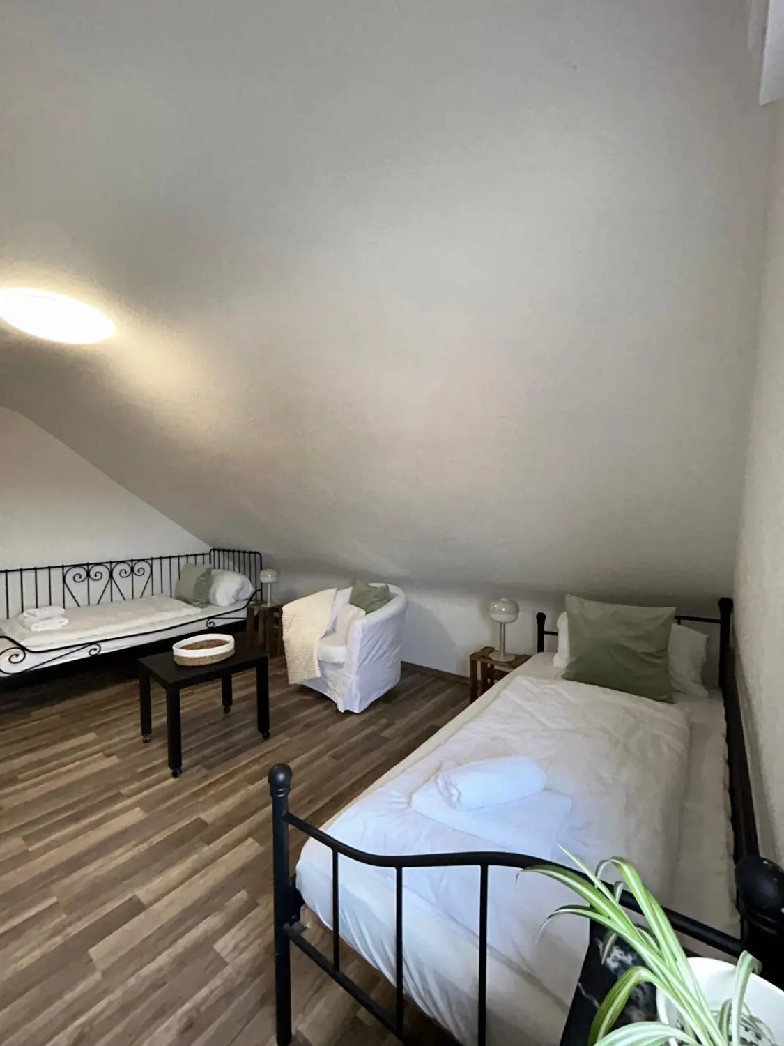 Ferienwohnung Schütz - Schlafzimmer mit mehreren Betten / Bedroom with multiple beds