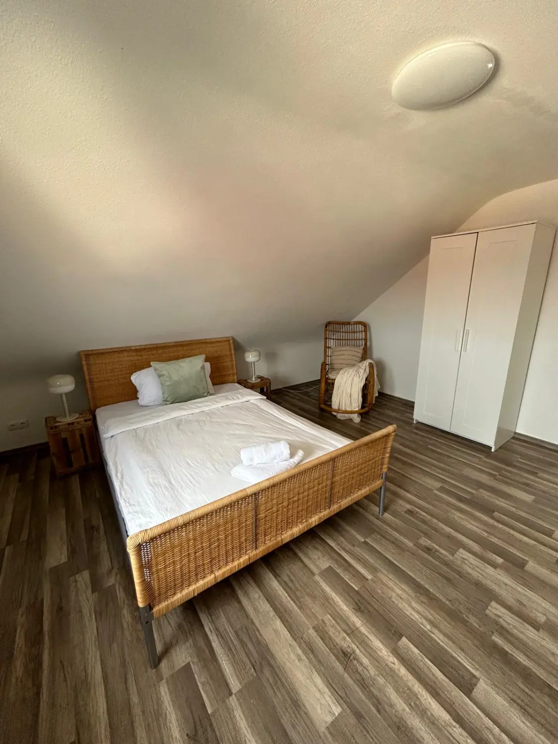 Ferienwohnung Schütz - Schlafzimmer mit Bett und Kleiderschrank / bedroom with bed and wardrobe