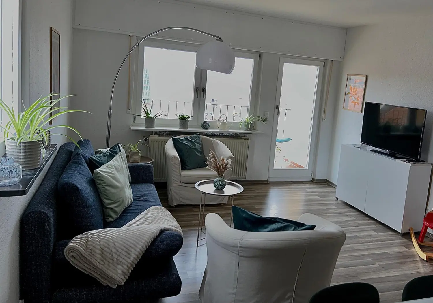 Ferienwohnung Schütz - Wohnzimmer mit Sofas und weiteren Accessoires /  Living room with sofas and other accessories