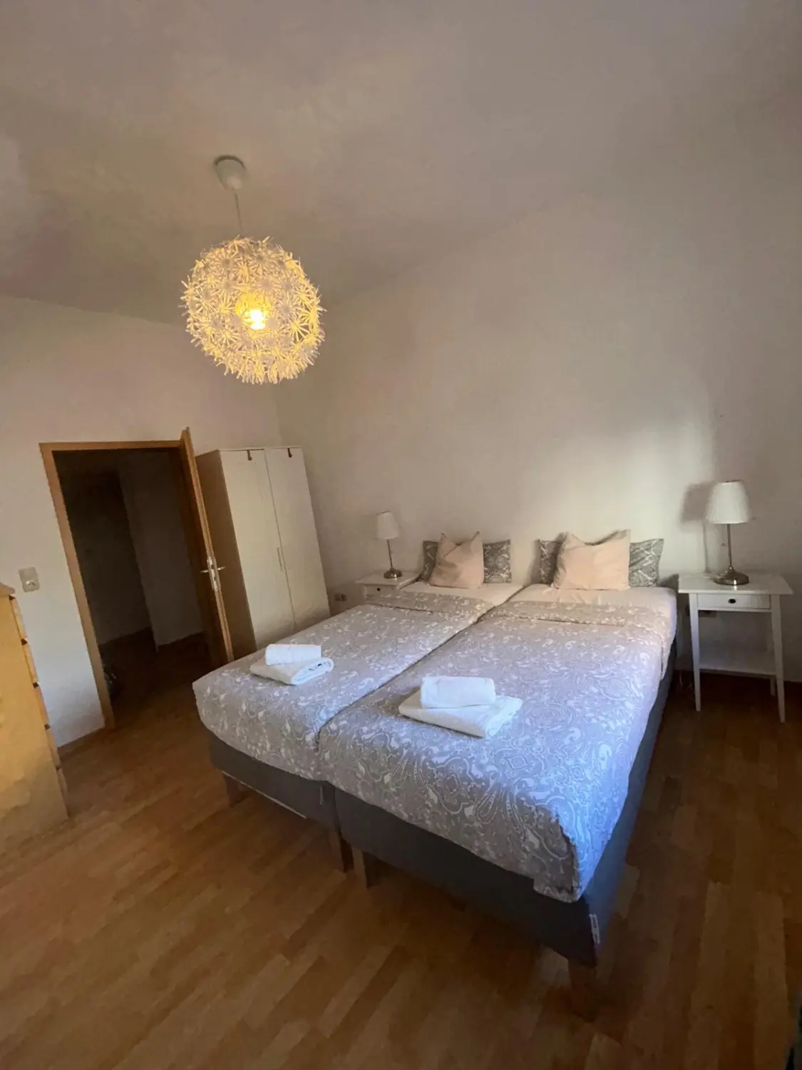 Ferienwohnung Schütz -  Schlafzimmer mit zwei Einzelbetten und Kleiderschrank / Holiday Apartment Schütz - Bedroom with two single beds and wardrobe