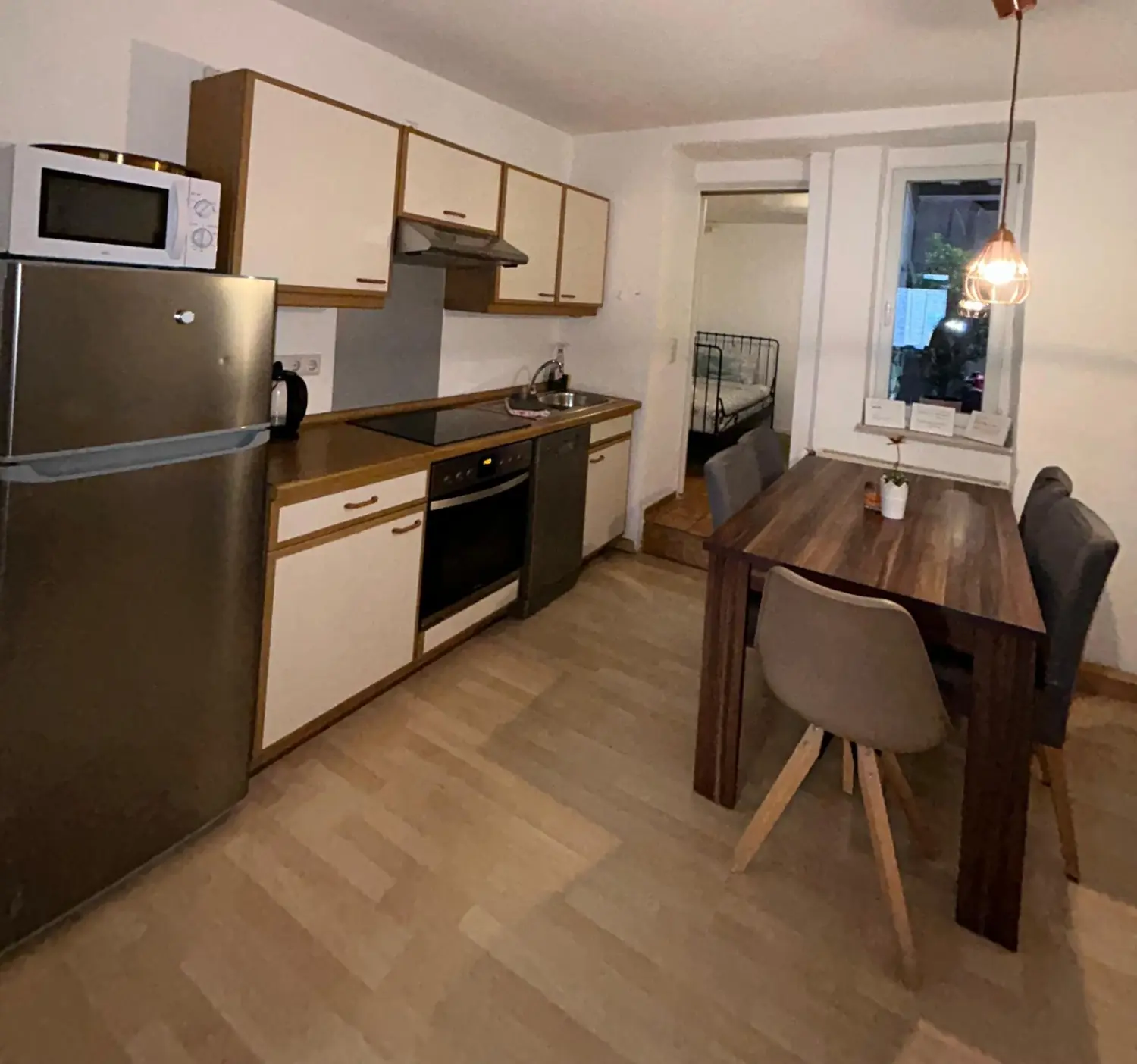 Ferienwohnung Schütz -  Möblierte Küche mit Esstisch und Stühlen /  Furnished kitchen with dining table and chairs