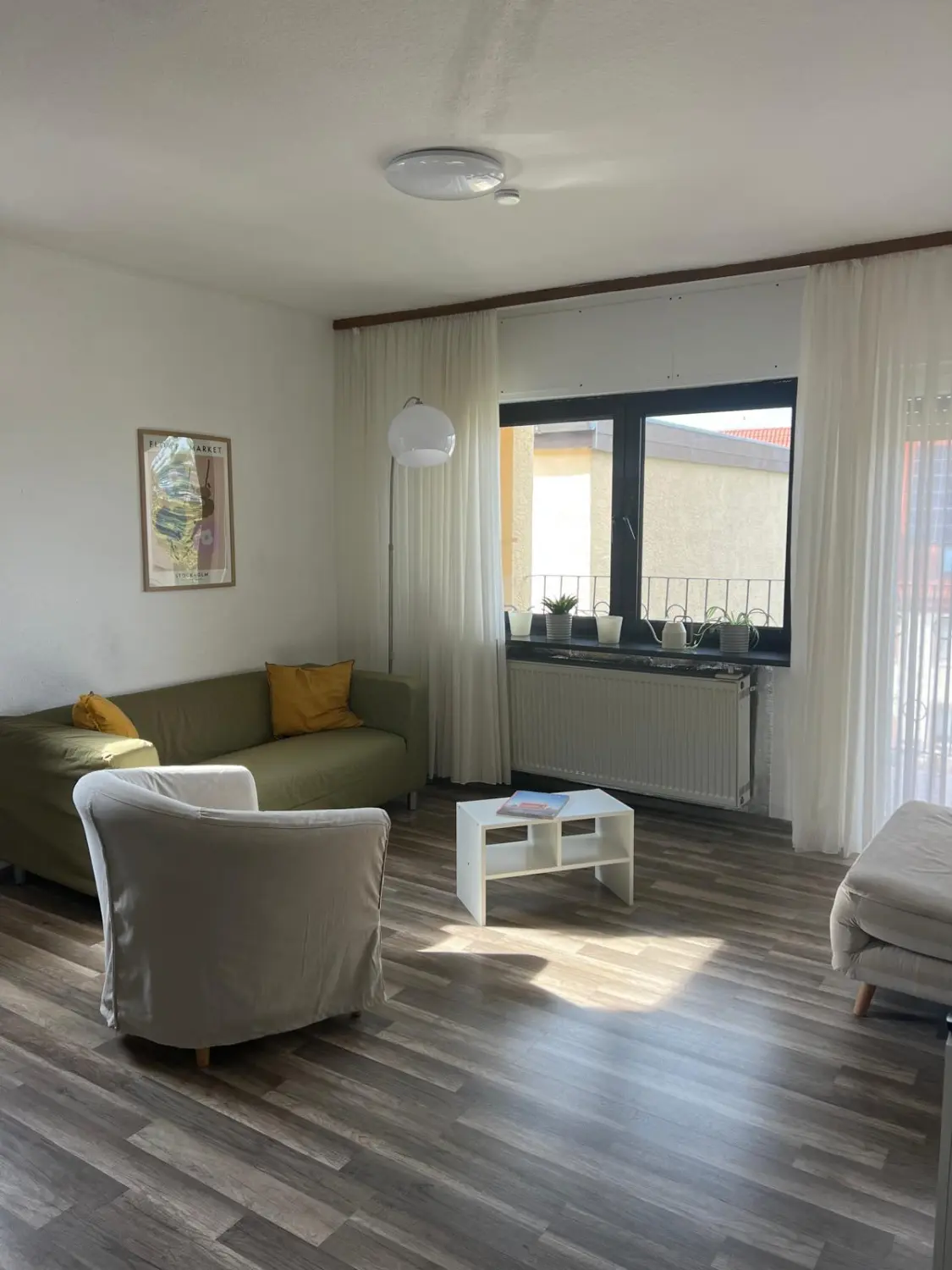 Ferienwohnung Schütz - Wohnzimmer mit Sofas und weiteren Accessoires / Living room with sofas and other accessories